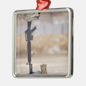 ブーツ、ライフル、犬のタグ、保護帽 メタルオーナメント (左)