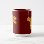 ブードゥーのジンジャーブレッドマンのクリスマスのユーモア ツートーンマグカップ (中央)