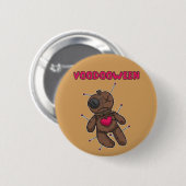 ブードゥー人形 – ハロウィーン玩具 缶バッジ (正面&裏面)