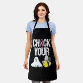 ブービーバストガンおもしろいハロウィーンをチェック エプロン (着用した状態)
