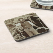 ブーメランを持つ土人、c.1860s (セピア色の写真) コースター (左側)