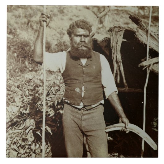 ブーメランを持つ土人、c.1860s (セピア色の写真) タイル (正面)