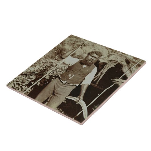 ブーメランを持つ土人、c.1860s (セピア色の写真) タイル (側面)