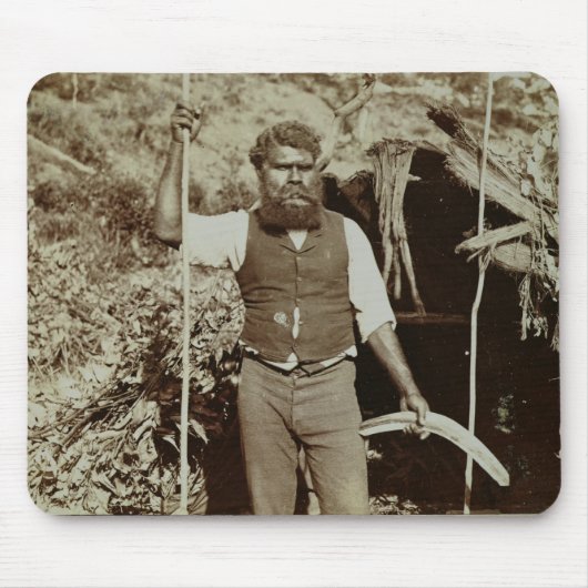 ブーメランを持つ土人、c.1860s (セピア色の写真) マウスパッド (正面)