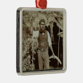 ブーメランを持つ土人、c.1860s (セピア色の写真) メタルオーナメント (右)