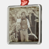 ブーメランを持つ土人、c.1860s (セピア色の写真) メタルオーナメント (左)