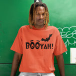 ブーヤ！ヒップホップおもしろいハロウィーン Tシャツ<br><div class="desc">ハロウィンクールの表現デザイン、このシャツはレタリングの上にこうもりとBooYah！という単語を綴る目を引くフォントのレタリングを持飛んでいるっている。ブーヤは興奮の叫び声であり、コンテストやスポーツで相手吹に重要な役割を与えた後で使用される場合がある。また、ヒップホップや音楽で使われる用語ラップのでもある。この場合、BooYah！はハロウィーンと関連しており、誰かを怖がらせるために使用された！と。</div>