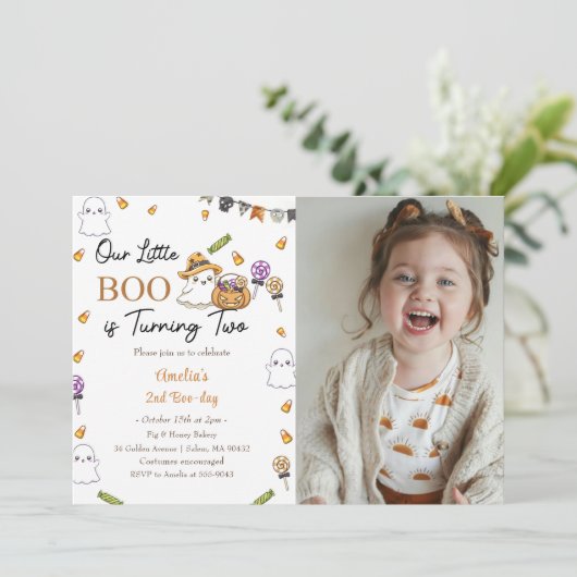 ブー誕生日私たちの小さなブーは2つの写真を回している 招待状 (スタンド正面)
