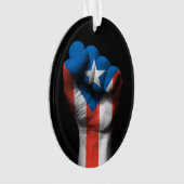 プエルトリコの旗が付いている上げられたくいしばられた握りこぶし オーナメント (正面)