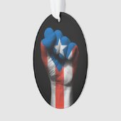 プエルトリコの旗が付いている上げられたくいしばられた握りこぶし オーナメント (正面)