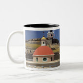 プエルトリコの海辺墓地 ツートーンマグカップ (左)