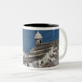 プエルトリコ、古いサンファンのEl Morroのセクション ツートーンマグカップ (正面右)