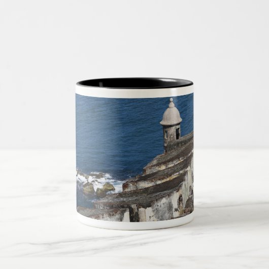 プエルトリコ、古いサンファンのEl Morroのセクション ツートーンマグカップ (中央)