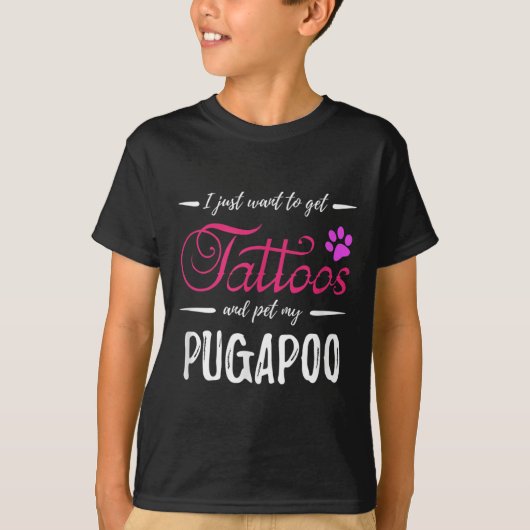 プガプー犬の恋人タトゥーおもしろい犬ママのギフトアイディア Tシャツ (正面)