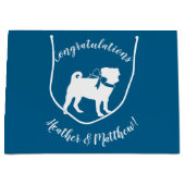 プグ犬の赤ちゃんシャワー少年ブルーと弓 ラージペーパーバッグ (正面)