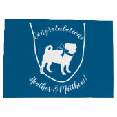 プグ犬の赤ちゃんシャワー少年ブルーと弓 ラージペーパーバッグ (裏面)