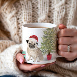 プグ1stクリスマスパーソナライズされた コーヒーマグカップ<br><div class="desc">この愛らしい1stクリスマスパグマグで、このホリデーシーズンを特別に作りなさい！サンタハットを揺らす可愛い水色のパグを特徴とし、スタイルの祝初めてのクリスマスに最適。</div>