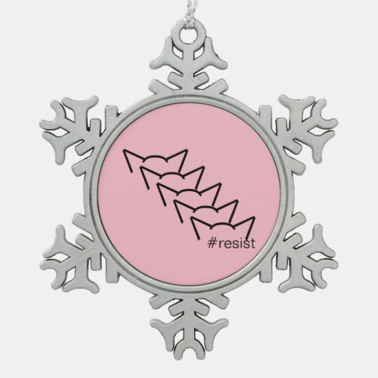 プッシーのパワー猫の耳ピンク抵抗女性グループ スノーフレークピューターオーナメント (正面)