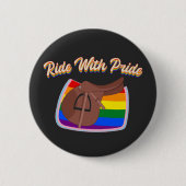 プライドで乗る – LGBTQ+英語サドルとパッド 缶バッジ (正面)