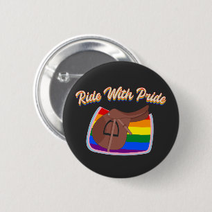 プライドで乗る – LGBTQ+英語サドルとパッド 缶バッジ