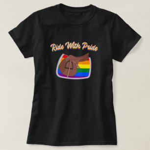プライドで乗る – LGBTQ+英語サドルとパッド Tシャツ