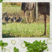 「プライドの羽：雛を連れたEmuの親」 キッチンタオル (折り畳み)