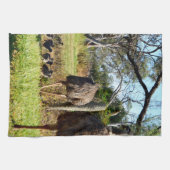 「プライドの羽：雛を連れたEmuの親」 キッチンタオル (横)