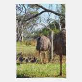 「プライドの羽：雛を連れたEmuの親」 キッチンタオル (縦)