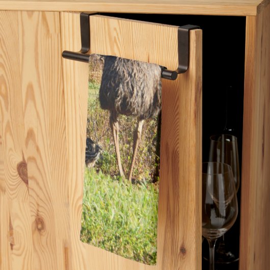 「プライドの羽：雛を連れたEmuの親」 キッチンタオル (三つ折り)