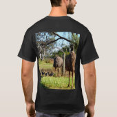 「プライドの羽：雛を連れたEmuの親」 Tシャツ (裏面)