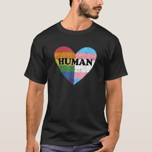 プライドの虹とトランスジェンダーの国旗を持つ人間 Tシャツ (正面)