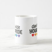 プライドを隠さない コーヒーマグカップ (中央)