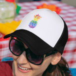 プライドパイナップルレインボー国旗 キャップ<br><div class="desc">LGBTの虹の旗の色の熱帯パイナップルイラストレーションを特徴とする夏のトラック帽。</div>