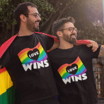 プライドラブLGBTレインボーフラグハート Tシャツ<br><div class="desc">プライド愛はLGBTレインボーフラグハートを勝ち取る。虹祝の旗の中のハートシェイプ切り出しの中で愛とのプライドと下の大きな白いタイポグラフィで勝利。</div>