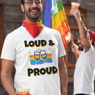 プライドLGBT大声とレインボー誇りを持ったワイングラス Tシャツ