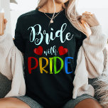 プライドLGBTQ の結婚新婦<br><div class="desc">美祝しい「プライド付き花嫁」Tシャツで愛と平等！LGBTQ の結婚式や愛のお祝いに最適なシャツで、レインボーのデザイン鮮やかと「プライドを持つ花嫁」という説得力のあるメッセージが特徴。 結婚の平等への支持を示し、あなたの袖にあなたのプライドを衣服!</div>