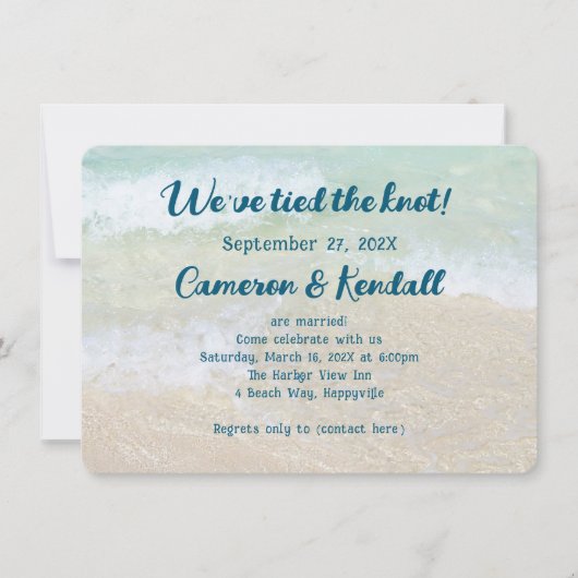 プライベートセレモニーの後の結婚発表。砂浜の景色を背景に、濃い青のテキストテンプレート。最初の行「私 招待状 (正面)