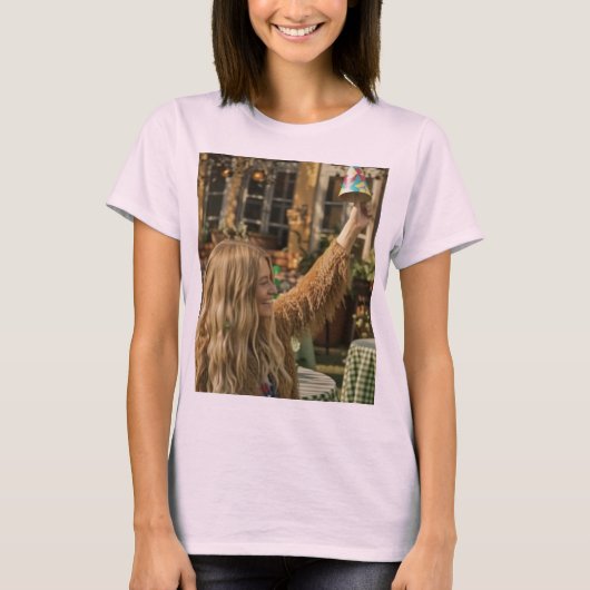 プラザで買い物中の女性 Tシャツ (正面)