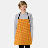 プラスオレンジピンクミニマルパターン エプロン (着用した状態)