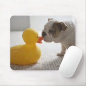 プラスチックのアヒルを持つ犬 マウスパッド (マウス)