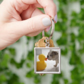 プラスチックアヒルを持つ犬 キーホルダー (手)