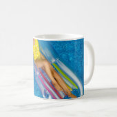 プラスチック浮標に乗ってwの体に乗る女性 コーヒーマグカップ (正面右)