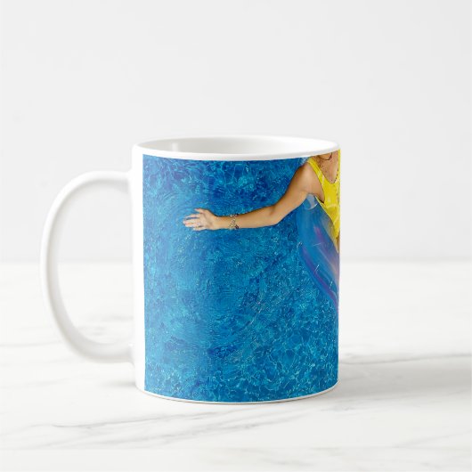 プラスチック浮標に乗ってwの体に乗る女性 コーヒーマグカップ (左)