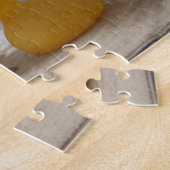 プラスチック製の鴨を持つマットの上の犬 ジグソーパズル (側面)