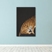 プラットフォームに座っている虎のバックエンド キャンバスプリント (インサイチュ (ウッドフロア))