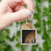 プラットホームに坐るトラのバック・エンド キーホルダー (手)