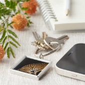 プラットホームに坐るトラのバック・エンド キーホルダー (側面)