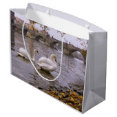 プラハのスワンとチャールズの橋 ラージペーパーバッグ (裏面アングル)