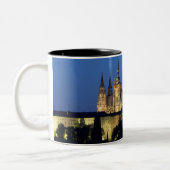 プラハのチェコスロバキア共和国の夜 ツートーンマグカップ (左)