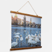 プラハのヴィタヴァ川に浮かぶ美しい白い白鳥 吊り下げ型タペストリー (傾斜あり)